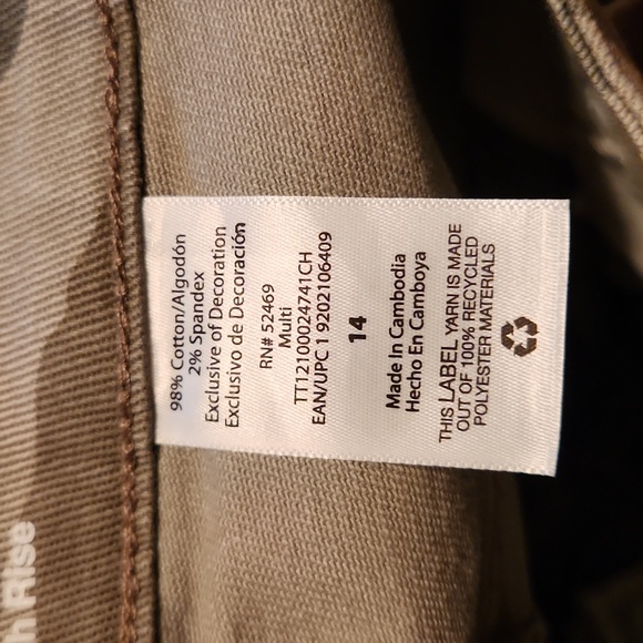 Time and Tru Relaxed Fit High Rise Camo Shorts 4" inseam - Picture 8 of 9